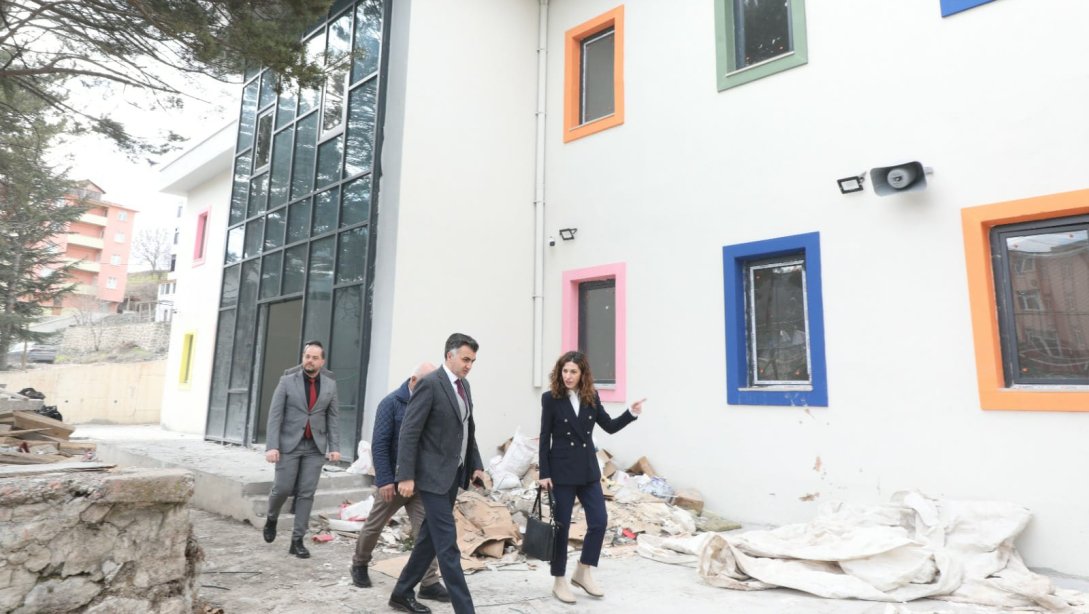 İl Millî Eğitim Müdürümüz Sayın Mehmet Fatih Vargeloğlu; yapımı devam eden, 8 derslikli Mesudiye Özel Eğitim Anaokulu inşaatını yerinde gördü. Okulun yapım süreci ile ilgili yetkililerden bilgi aldı.